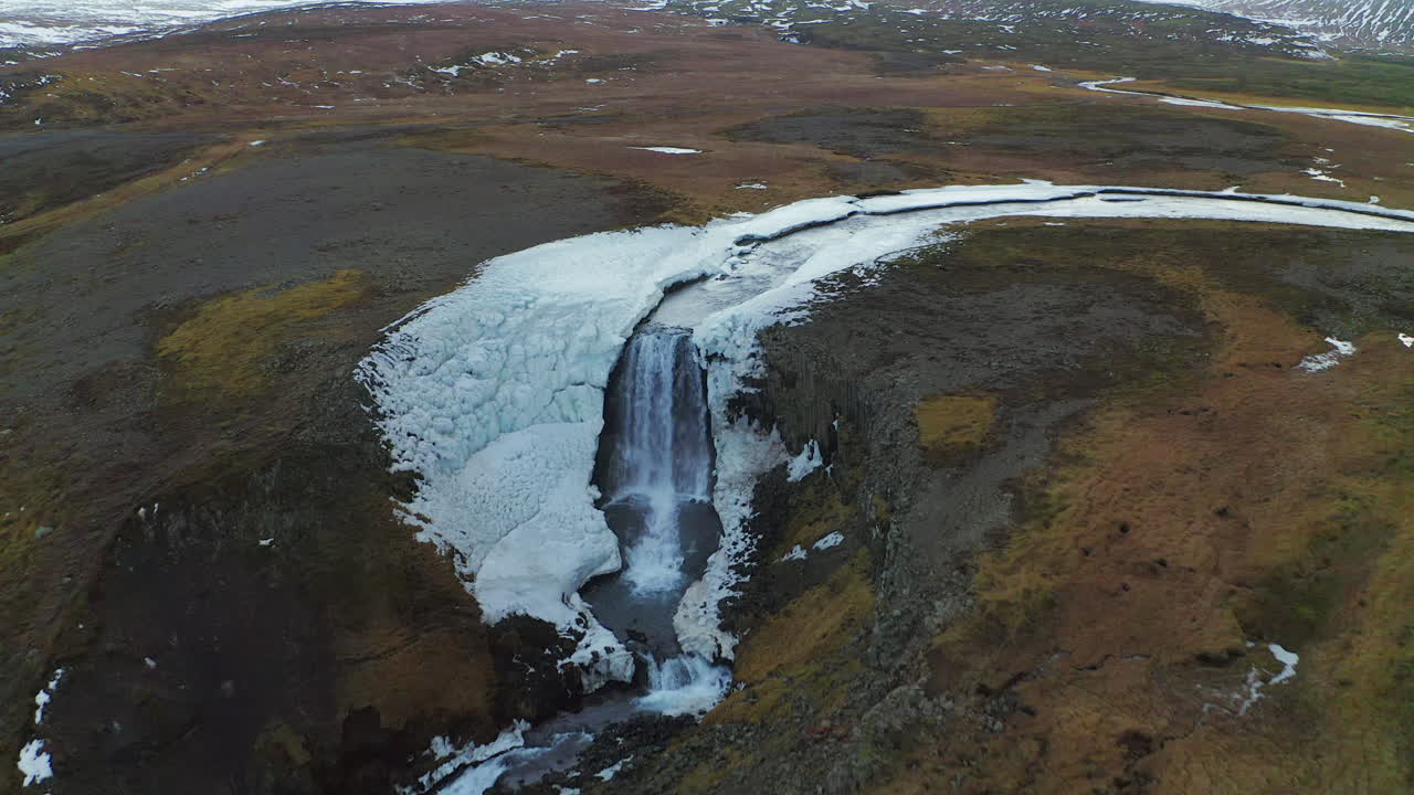 borde del río y cascada svodufoss cubierta de hielo en invierno en islandia