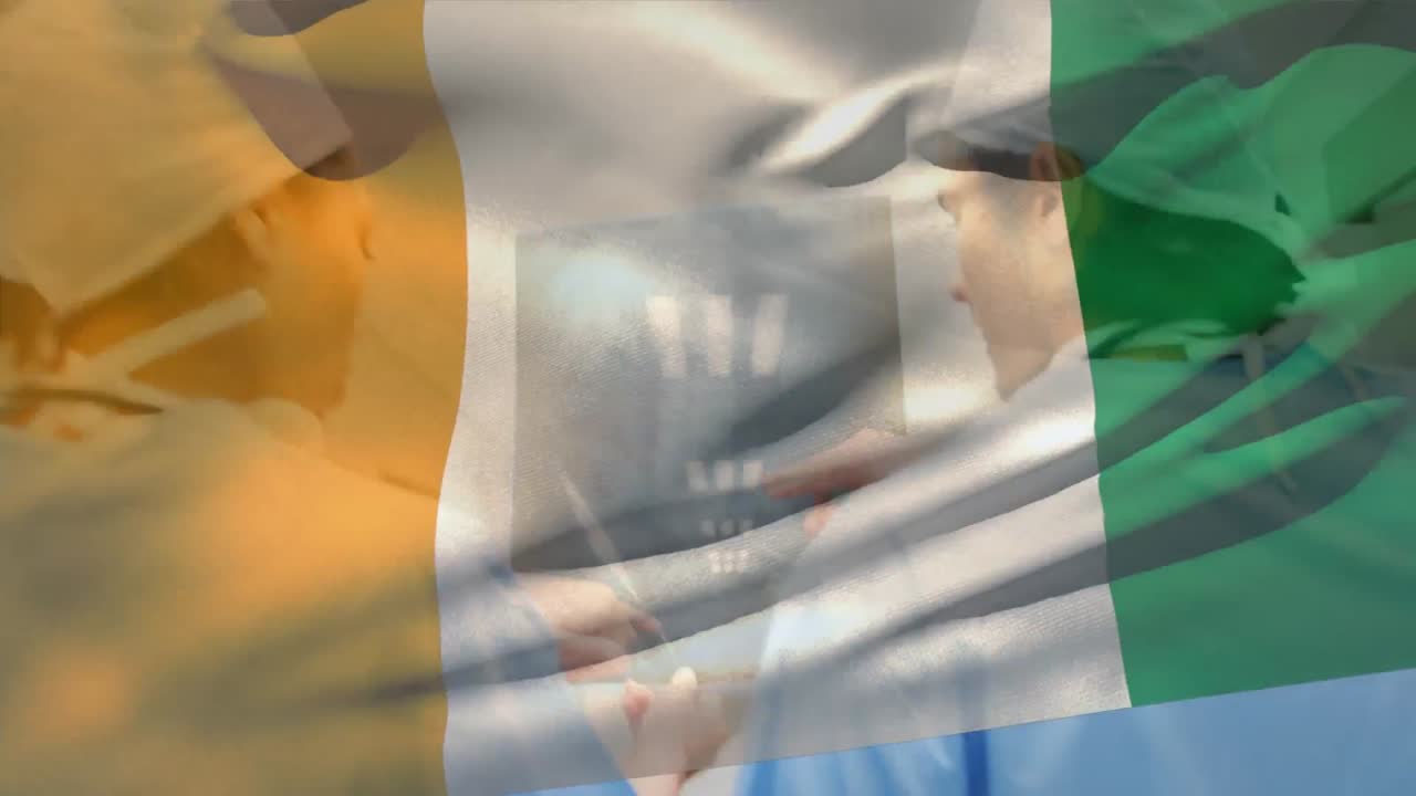 animación de la bandera de costa de marfil, varios cirujanos discutiendo rayos x mientras caminan en el pasillo