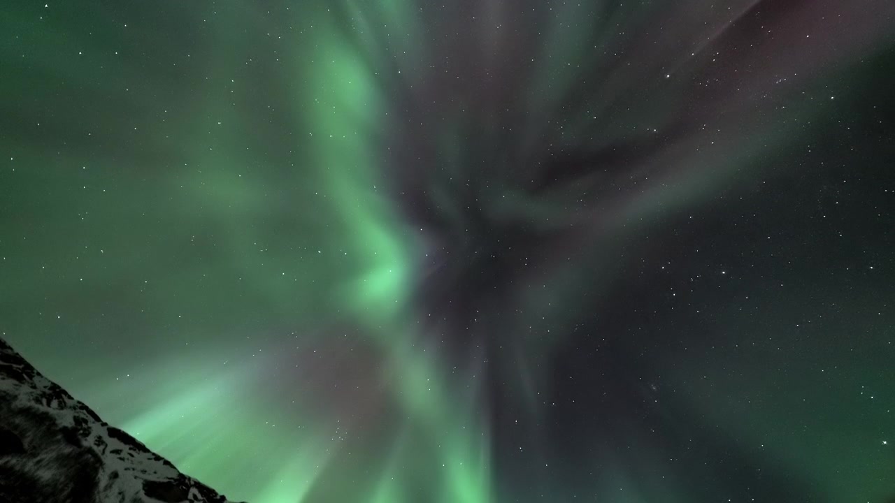 L'Aurora Boreale vibrante danza attraverso il cielo notturno