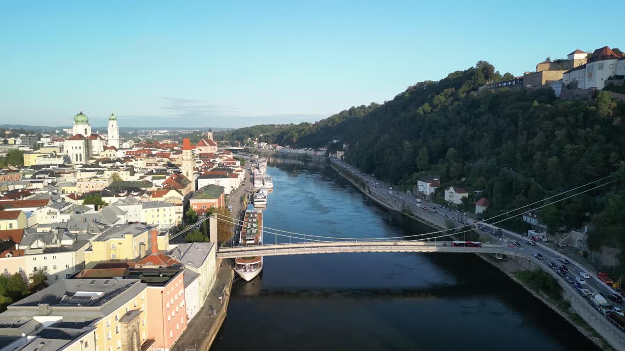 puente colgante y río danubio en una mañana soleada, vista aérea sobre la ciudad y el castillo en la colina, veste oberhaus en passau, alemania