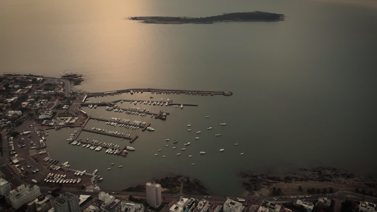 vista panorámica de la marina y la isla gorriti playa de la ciudad de punta del este en uruguay en un día nublado