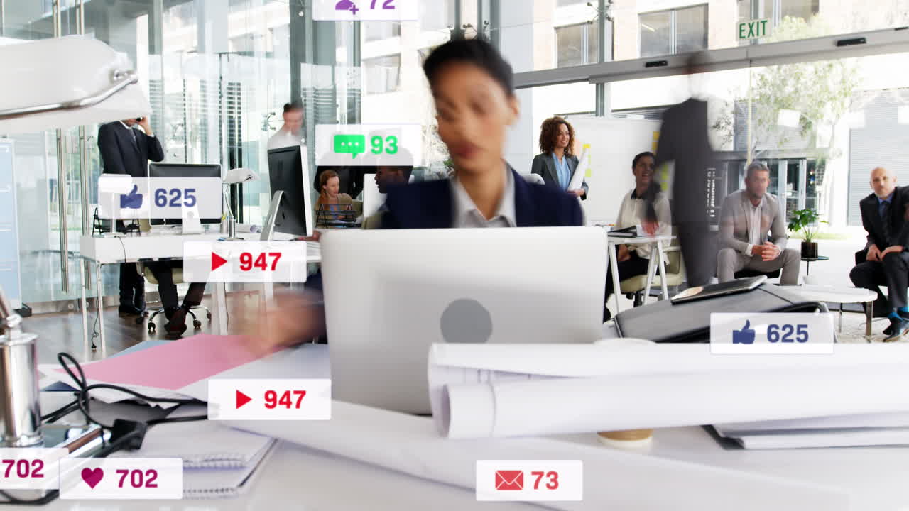 사무실에서 다양한 비즈니스 사람들에 대한 소셜 미디어 데이터 처리의 애니메이션