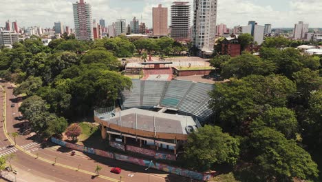 Drone-Presentando-El-Anfiteatro-De-Posadas,-El-Famoso-Lugar-Del-Famoso-Festival-Del-Litoral