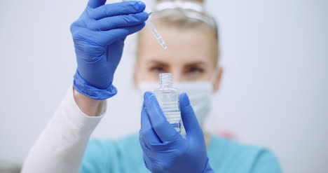 una científica que usa una pipeta analiza un líquido 1