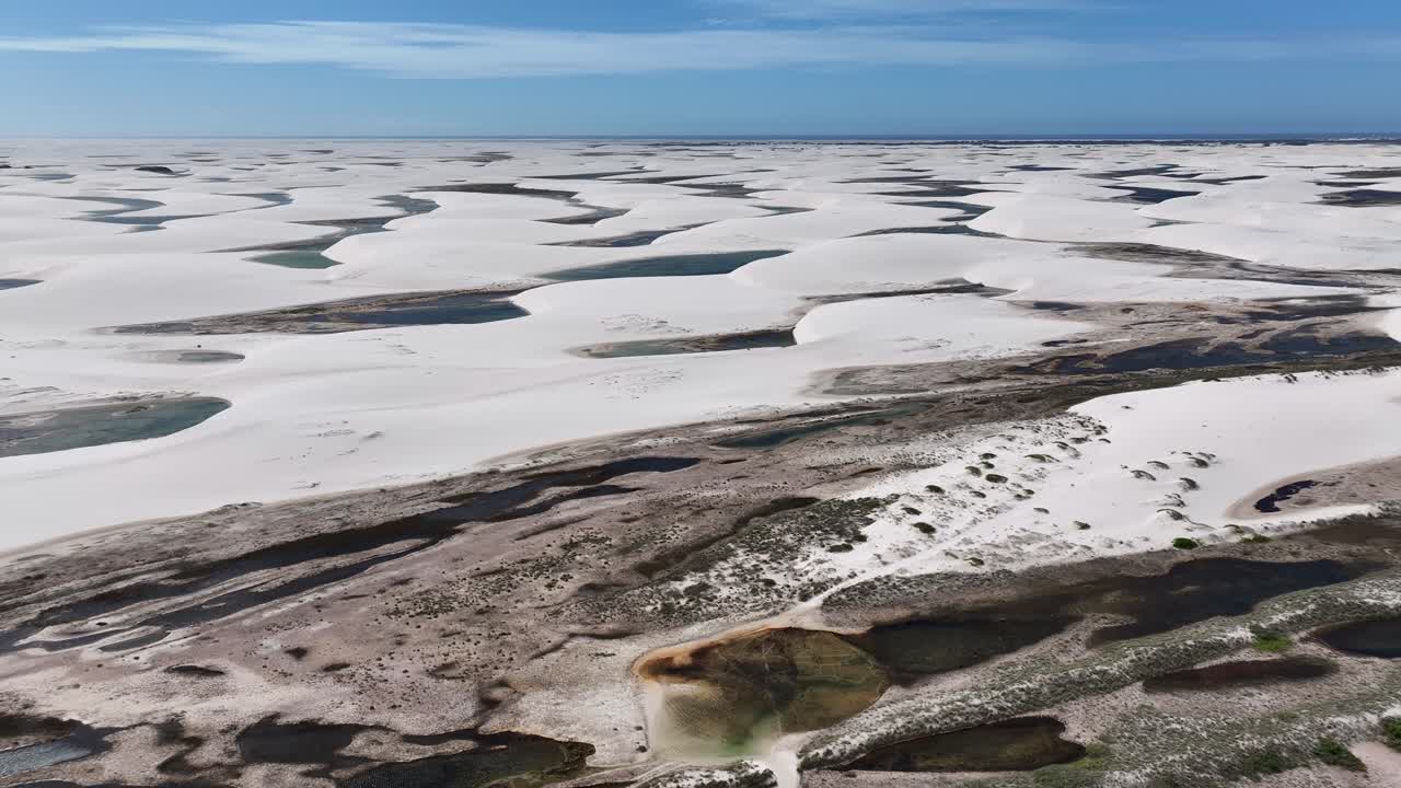 Horizonte de Lençóis Maranhenses em Barreirinhas, Maranhão, Brasil. Paisagem de lagos de água doce. Montanhas de dunas de areia. Horizonte de Lençóis Maranhenses, Maranhão. Turismo. Cena natural. Plano de fundo de praia