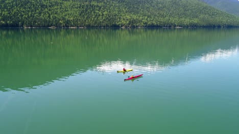 Menschen,-Die-Im-See-4k-Kajak-Fahren