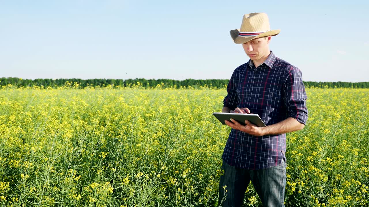 un joven agricultor utiliza una tableta digital