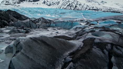 Einzigartige-Luftaufnahmen,-Aufgenommen-Mit-Einer-Filmischen-4K-Drohne,-Zeigen-Die-Dramatischen-Bläulichen-Und-Grauen-Farbtöne-Der-Gletscher-In-Island