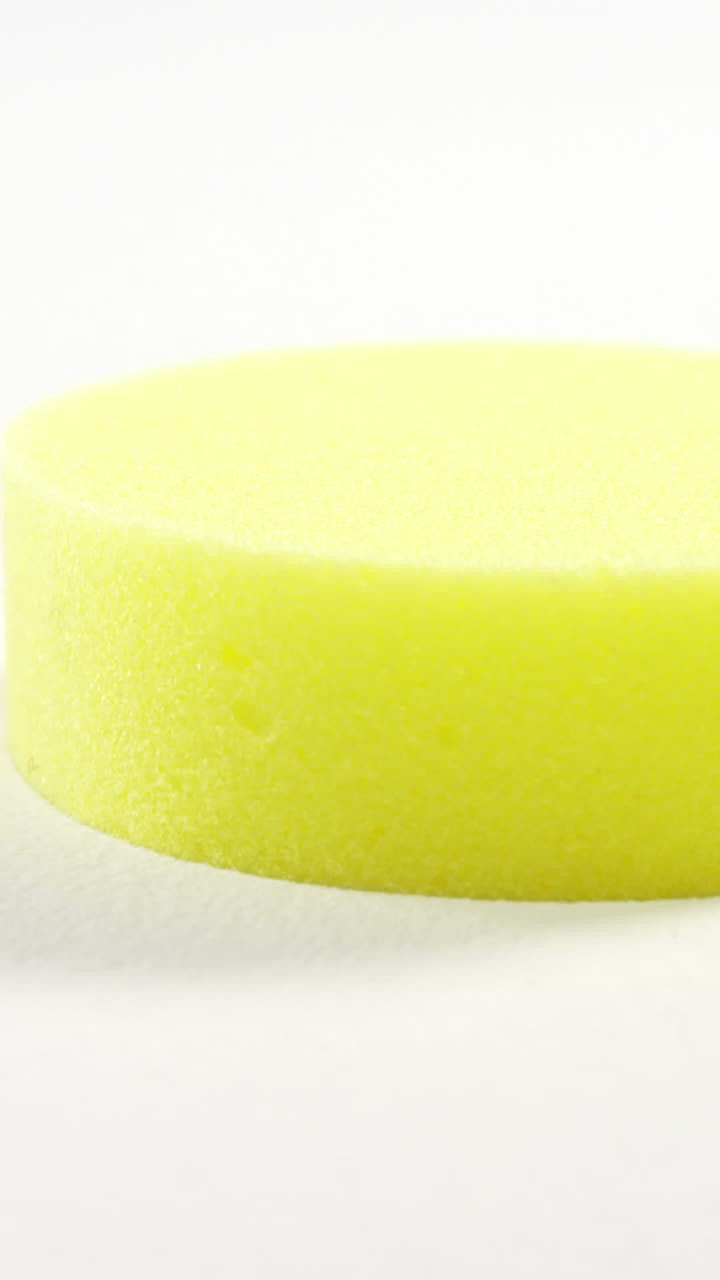 primer plano de una esponja de limpieza de plástico