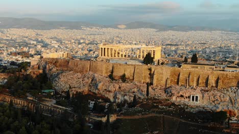 Atemberaubende-Drohnenaufnahmen-Der-Akropolis-Und-Der-Umgebung-In-Athen,-Griechenland,-Aus-Der-Luft