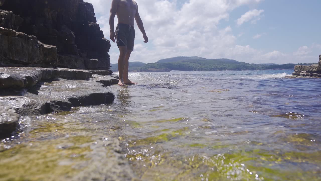 해변을  ⁇ 고 있는 젊은이.