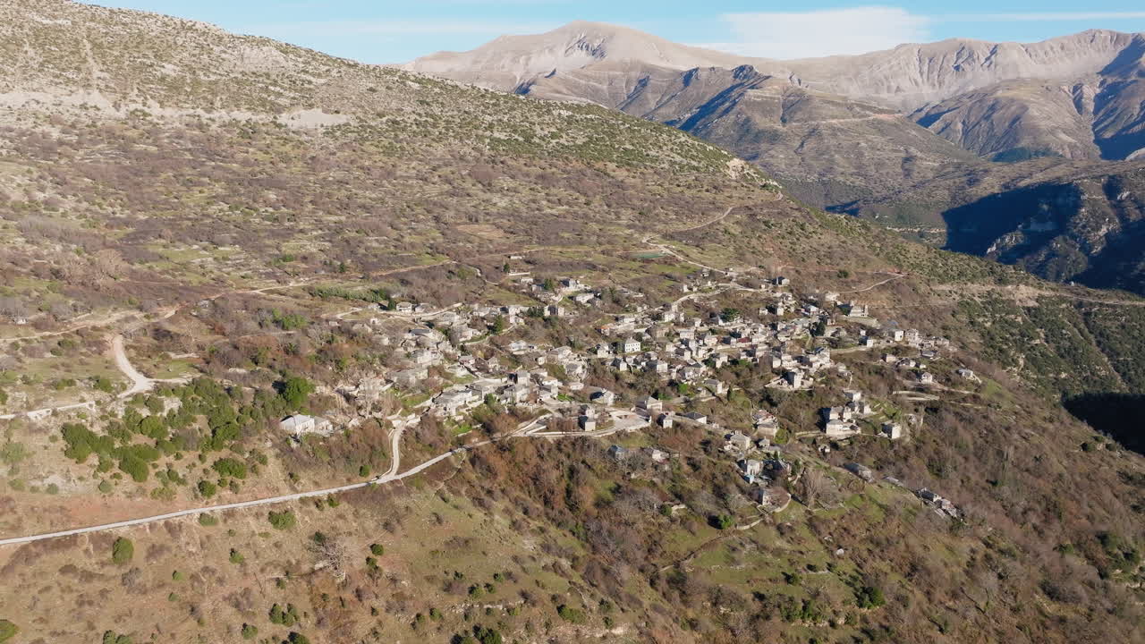 Vista aerea del villaggio di montagna di Kalarites in Tzoumerka, Epiro Grecia, un paesaggio europeo remoto.
