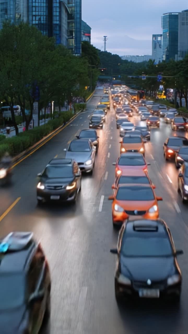 Tráfico Urbano al Atardecer: Una Vista Dinámica de Vehículos Navegando Calles Urbanas Ajetreadas Durante el Anochecer en un Entorno Urbano con Faros Brillantes y Alumbrado Público