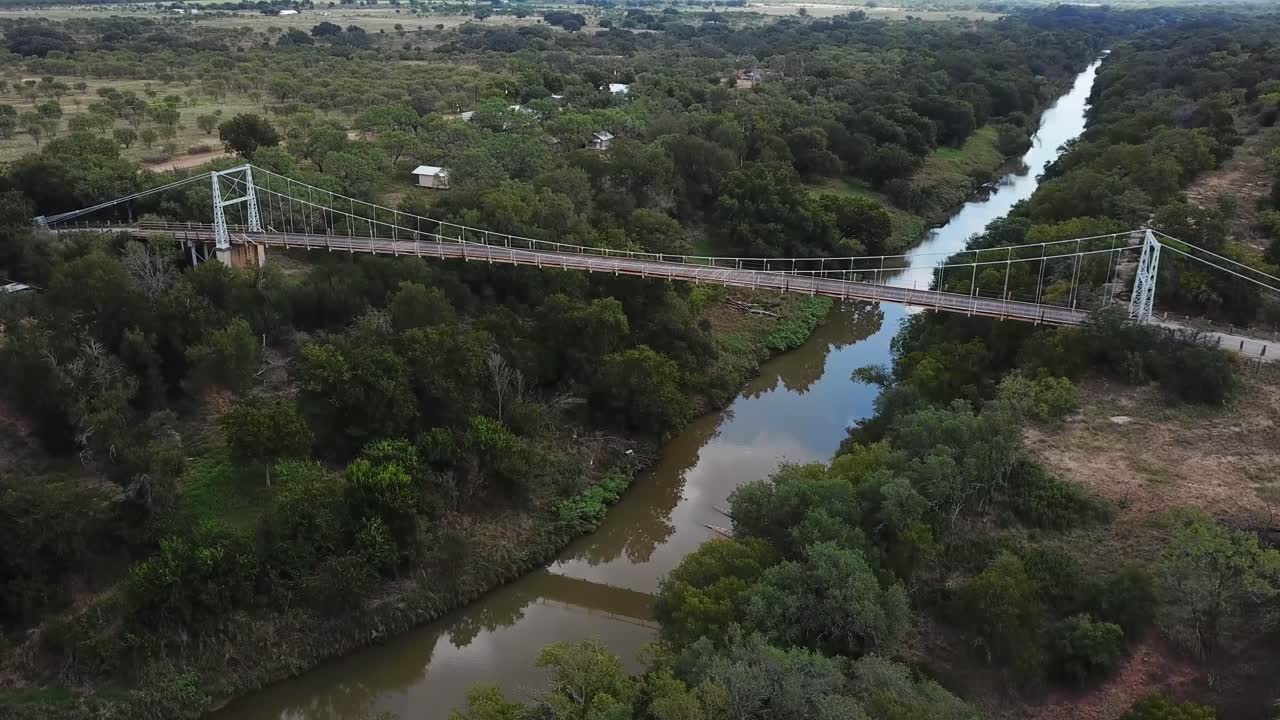 시골 텍사스 시골에서 강 위에 오래 된 현수교