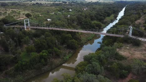 viejo puente colgante sobre el río en el campo rural de texas