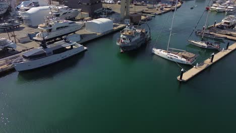 Boot-Verlässt-Den-Hafen-Von-Barcelona-Im-Forum-Mit-Blick-Auf-Die-Stadt-Barcelona-Im-Hintergrund-An-Einem-Sonnigen-Tag