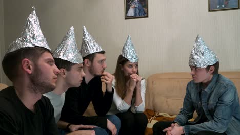 amigos con sombreros de papel de aluminio