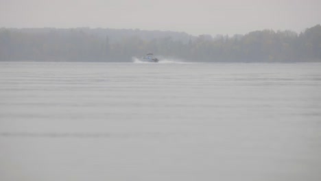 Lago-Brumoso-Durante-La-Temporada-De-Otoño-Con-Bote-De-Vela