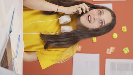 el video vertical de la niña que recibe las buenas noticias es muy feliz.