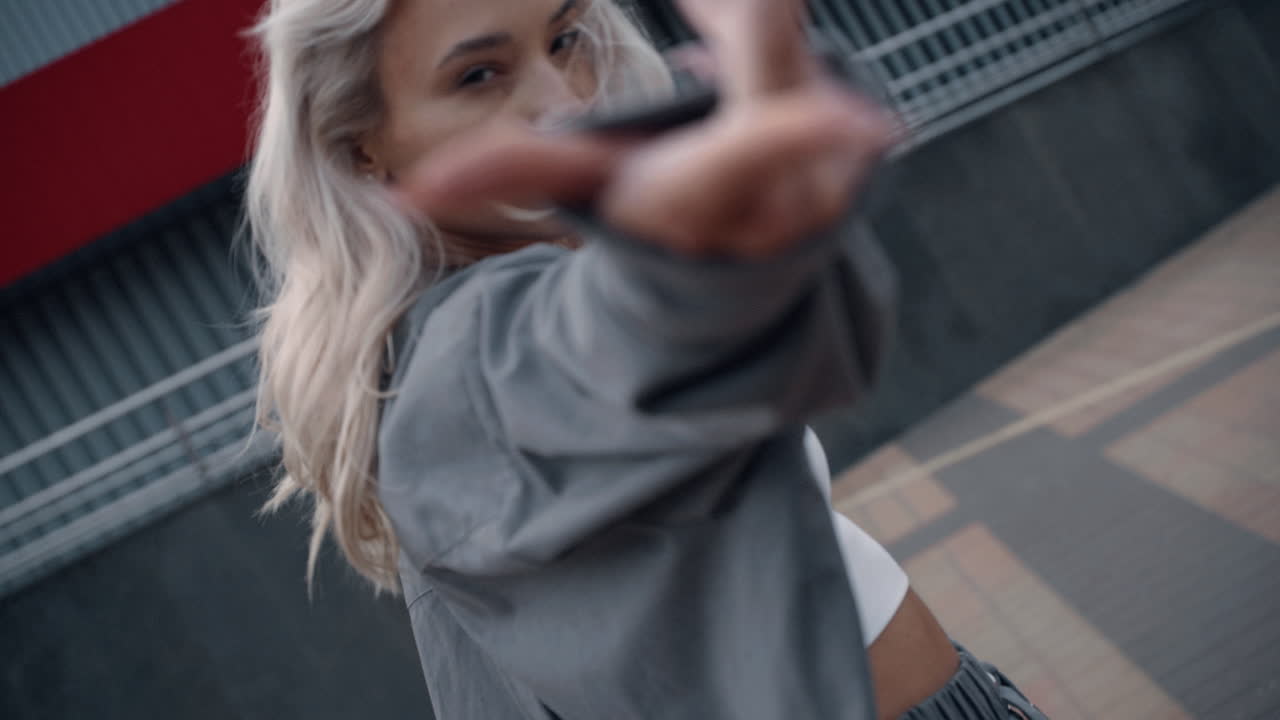 красивая женщина-модель позирует рукой на улице современного города.