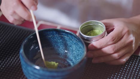 la preparación del té verde matcha