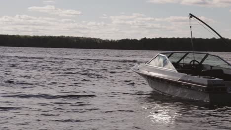 Schnellboot,-Das-Bei-Sonnenuntergang-Auf-Dem-Ruhigen-Meer-Mit-Exotischen-Bäumen-Und-Bewölktem-Himmel-Schwimmt---Weitwinkelaufnahme