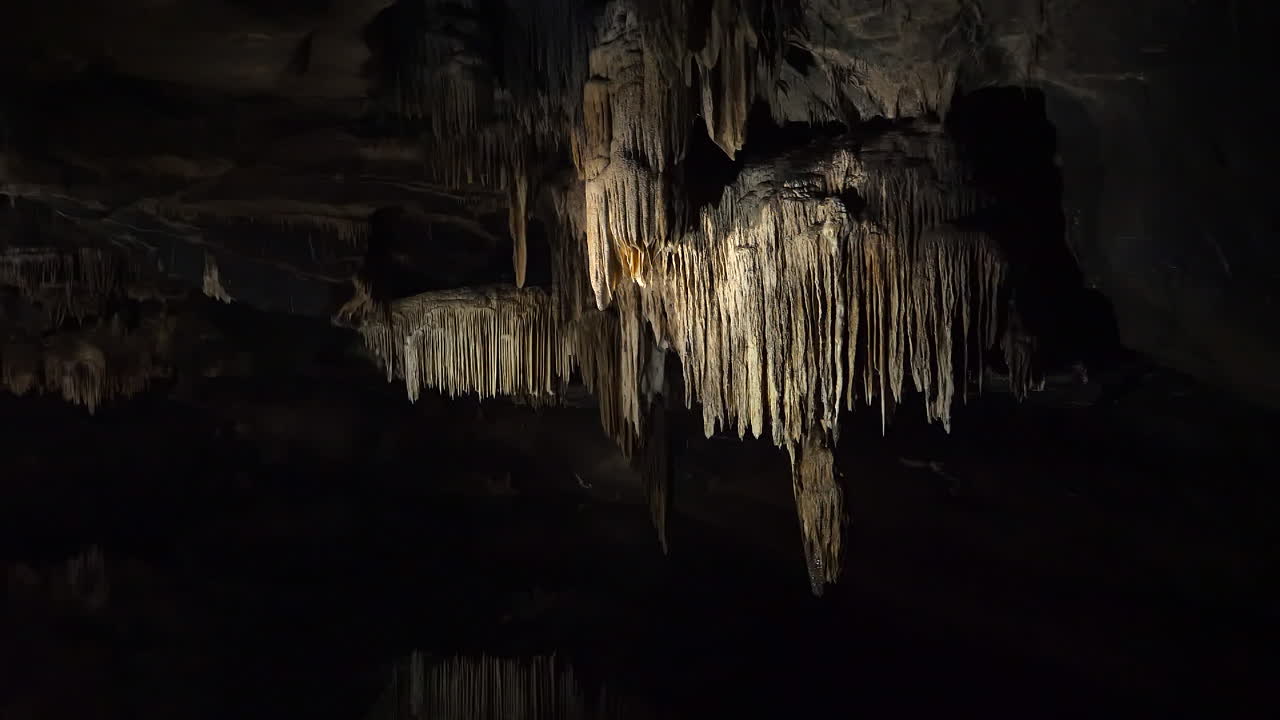 estalactitas en la cueva de grottes de han en las ardenas belgas