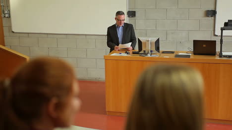 profesor explicando algo a la clase en la sala de conferencias