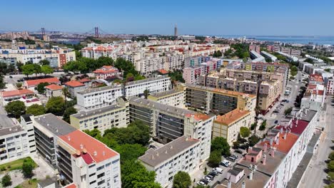 Disparo-De-Un-Dron-Sobrevolando-Algunos-Bloques-Suburbanos,-Al-Sur-De-Lisboa