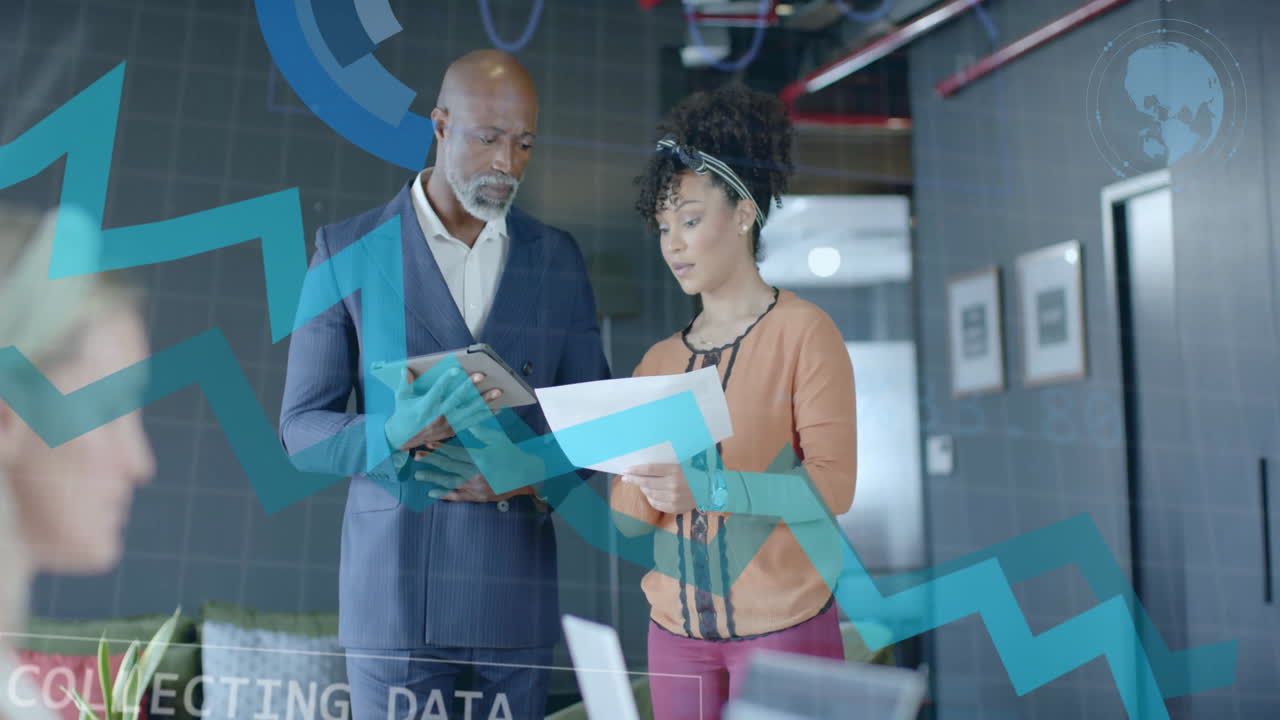 animación del procesamiento de datos financieros sobre diversas personas de negocios en la oficina