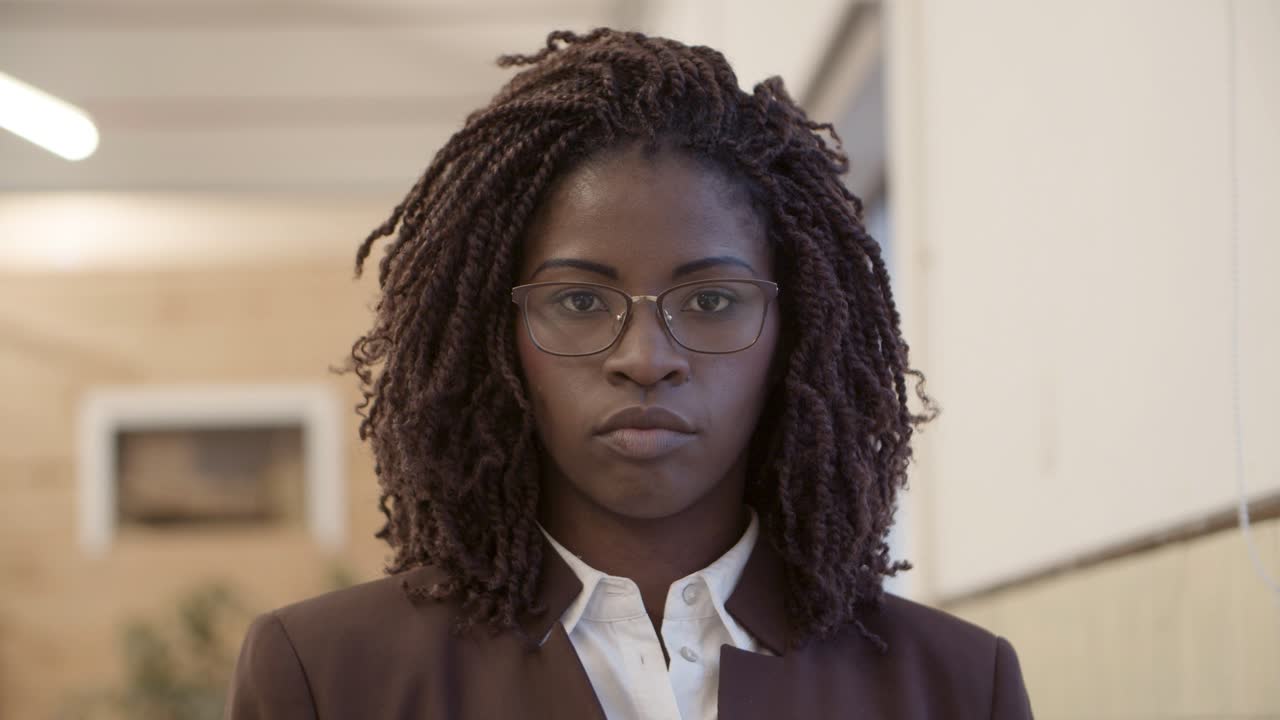 Seria donna d'affari afroamericana che guarda in camera