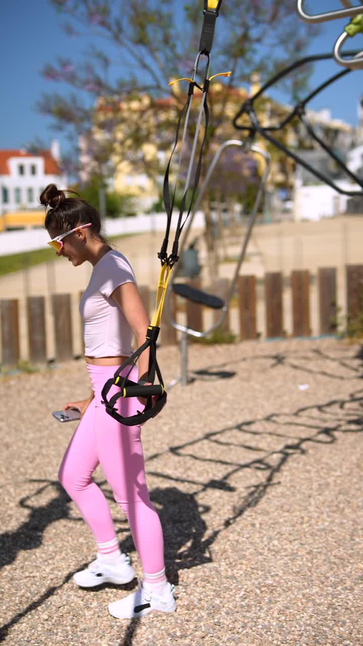 mujer haciendo ejercicio en un parque