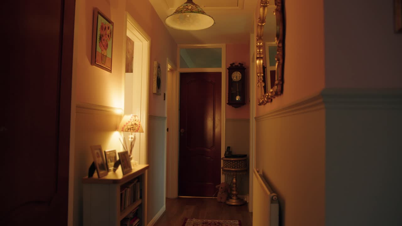 밤에 어두운 복도에서 틱틱하는 빈티지 시계