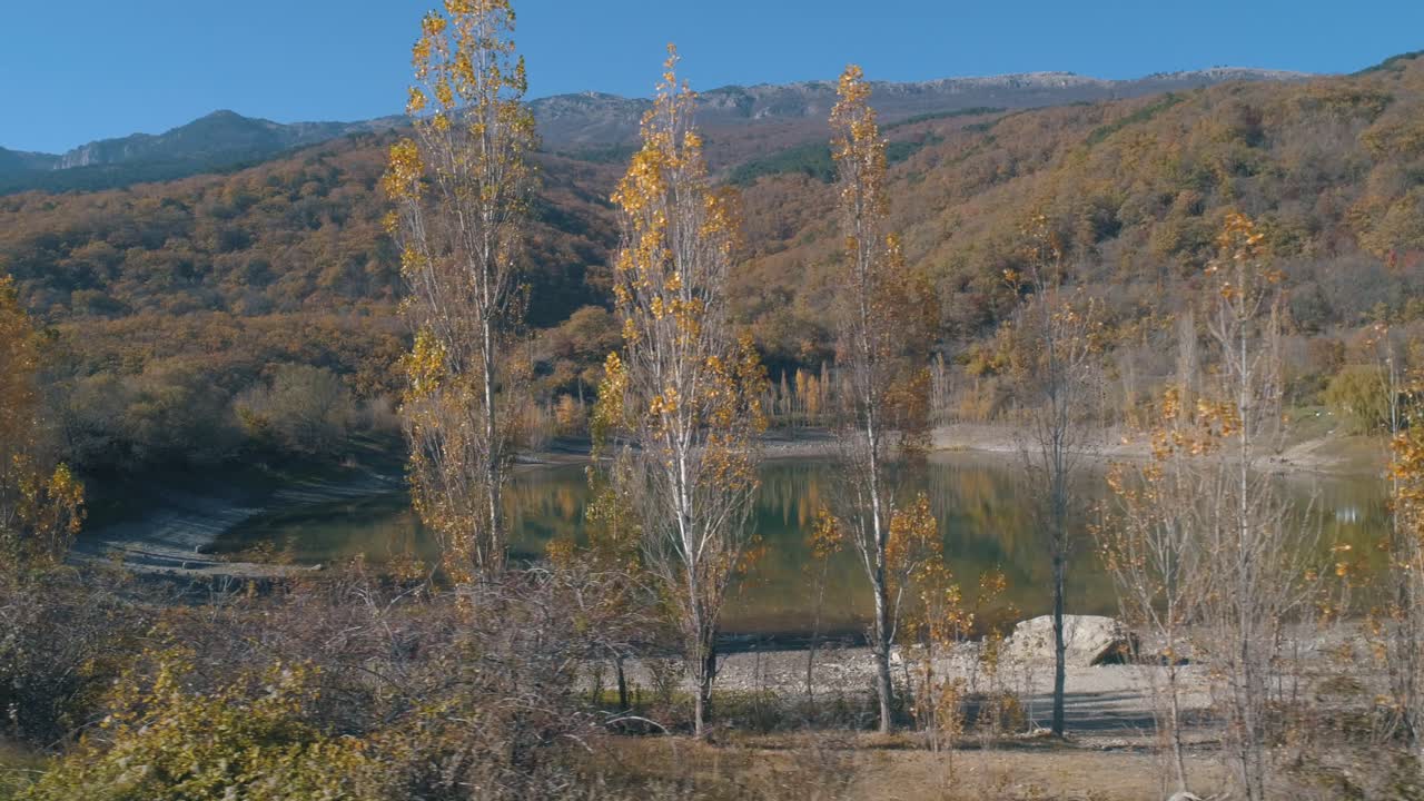 가을의 산 호수 풍경
