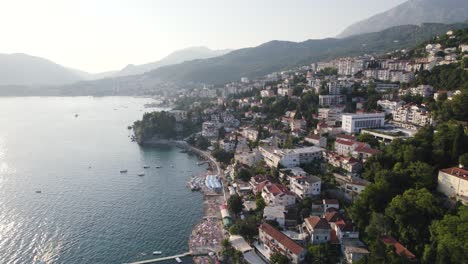 Herceg-Novi,-Montenegro:-Paisaje-Urbano-Costero,-Bahía-Adriática-Y-Montañas