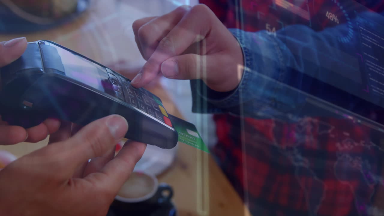 animación de procesamiento de datos sobre mujer caucásica pagando con tarjeta de crédito