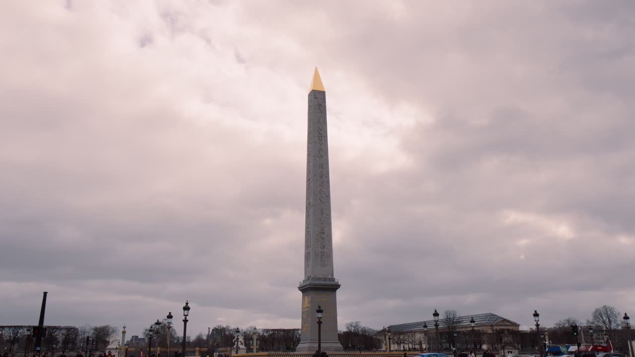 obelisco de luxor contra el cielo nublado en parís, francia - ancho