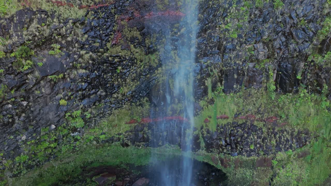 catarata oculta en el bosque de madeira, disparo de grúa de avión no tripulado