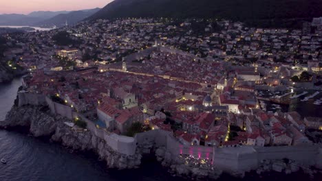 Die-Straßen-Der-Altstadt-Von-Dubrovnik-Werden-In-Der-Dämmerung-Beleuchtet,-Kroatien