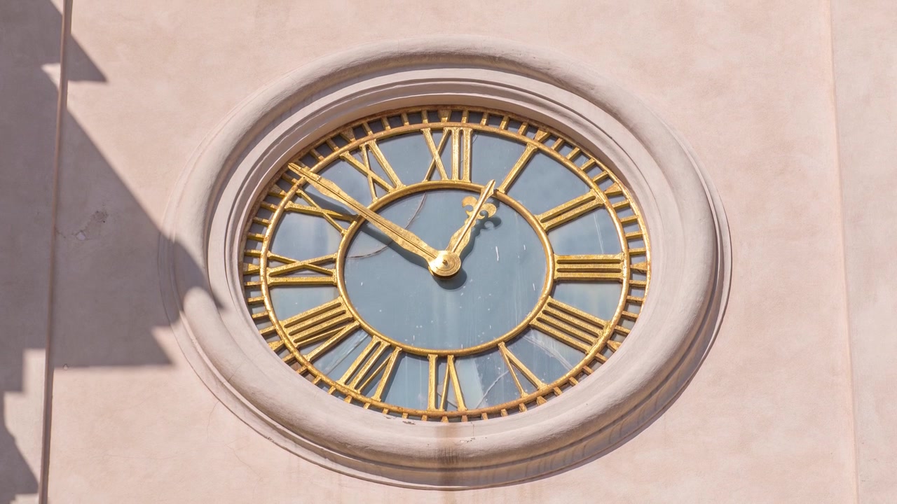 Grande orologio sul Duomo di San Pancrazio Martire in timelapse ad Albano Laziale, Italia. Vista frontale ravvicinata in una giornata di sole, che cattura il fascino dell'architettura italiana.