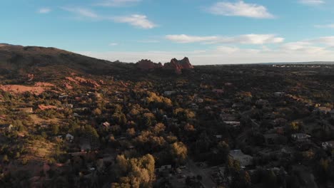 Vuelo-Aéreo-Hacia-El-Parque-Jardín-De-Los-Dioses-En-Colorado-Springs,-Colorado