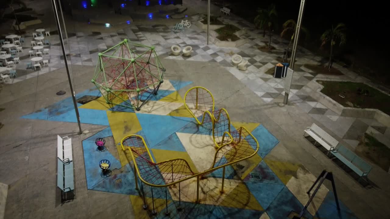 vista aérea de un parque infantil por la noche en méxico