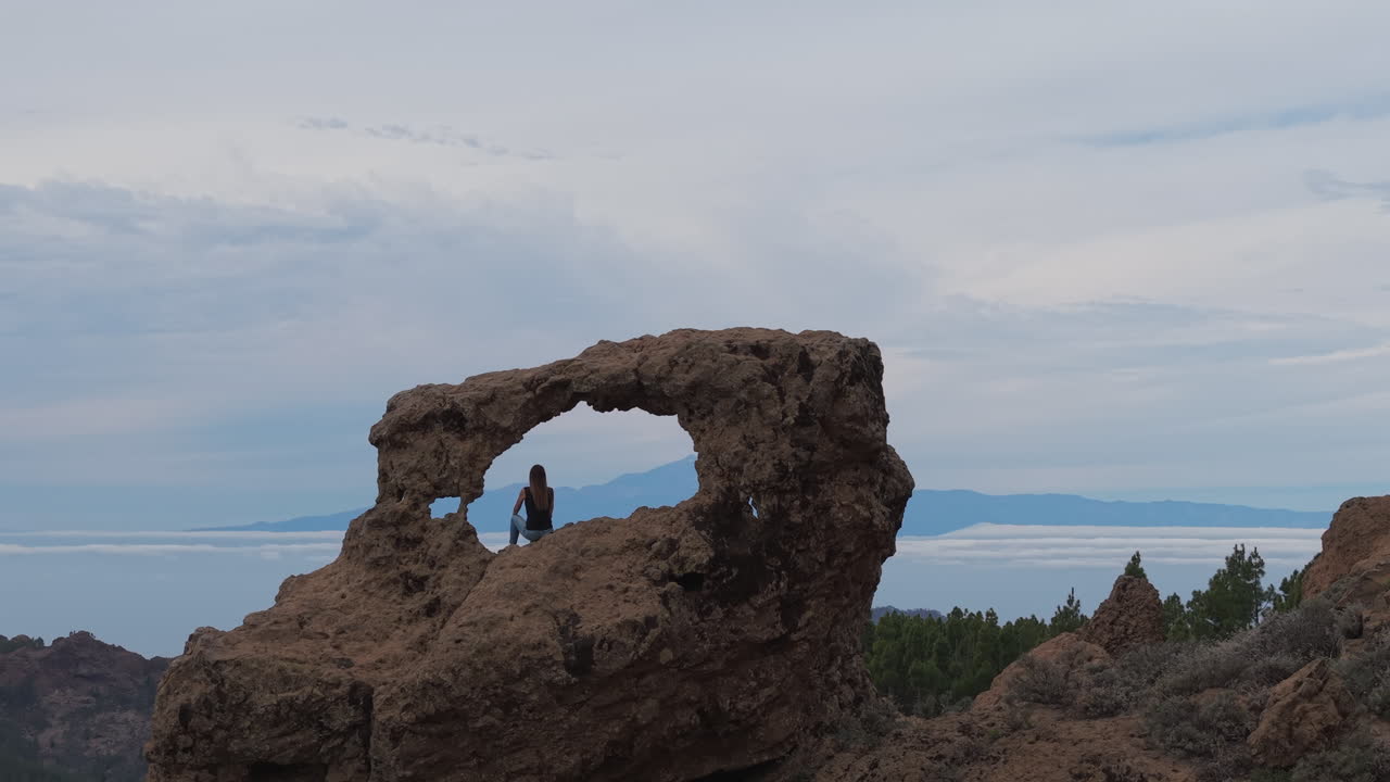 Gran Canaria’s Beauty: Woman at the Window of Roque Nublo (Gañifa)
Cinematic aerial video of a woman admiring the landscape with views of Teide.