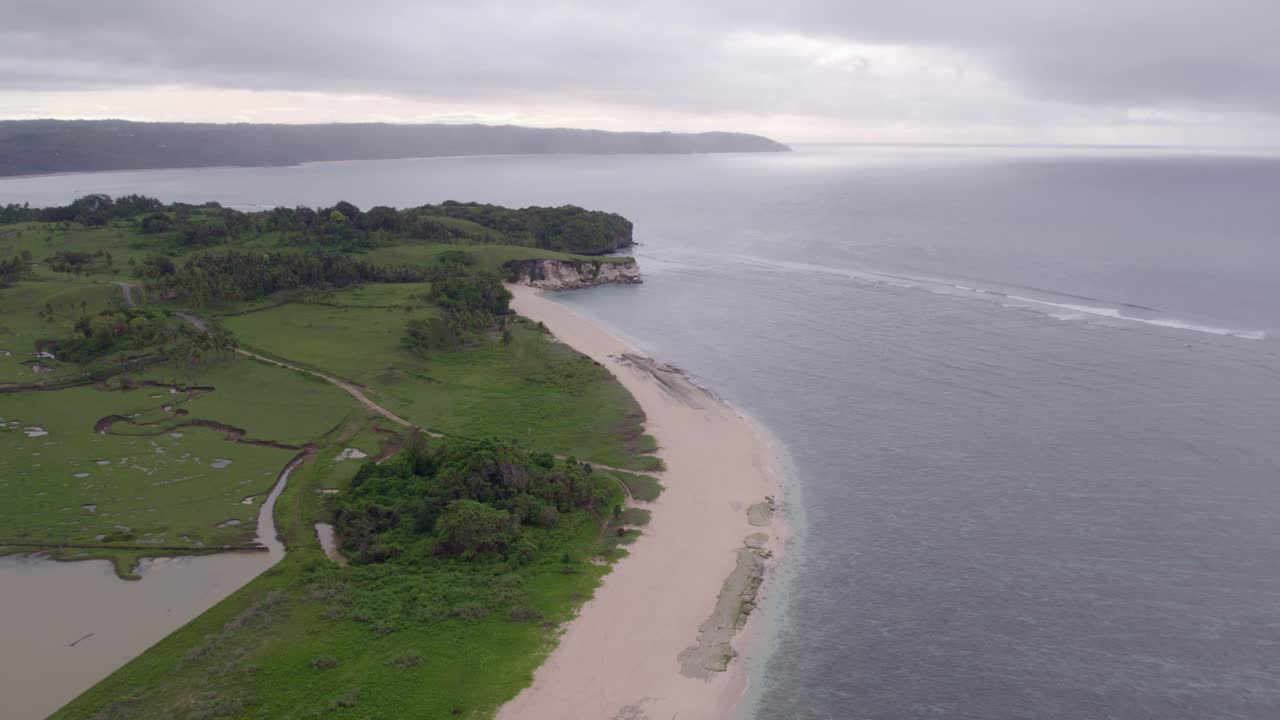 낙원 해변 해변 마로시 (paradise beach pantai marosi) 는 해가 지는 동안  ⁇ 바 섬에 아무도 없는 곳입니다.
