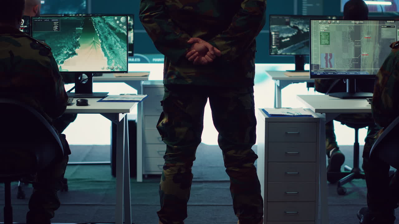 coronel supervisando una operación especial para recopilar inteligencia en el centro de control