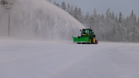 Norbotten-Traktor,-Der-Am-Frühen-Morgen-Gefrorenen-Schnee-Bläst,-Der-Die-Frostige-Eisstraße-Räumt