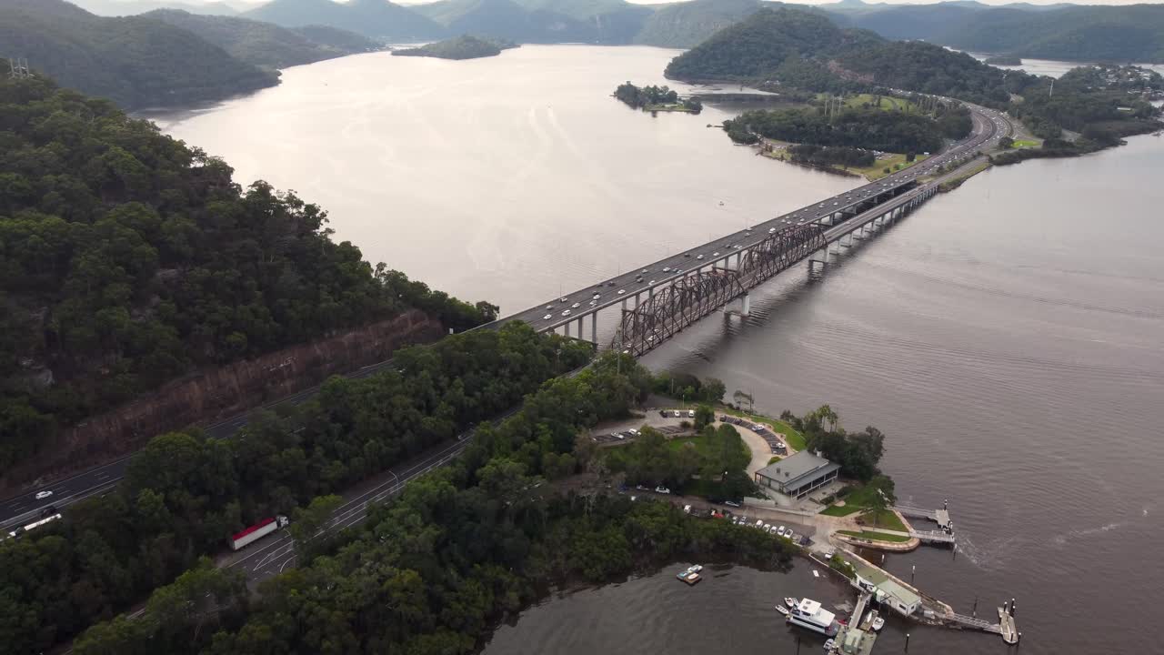 hawkesbury 강 다리 nsw 중앙 해안 시드니 호주 3840x2160 4k와 m1 고속도로 브루클린 항구의 스카이 드론 팬 샷