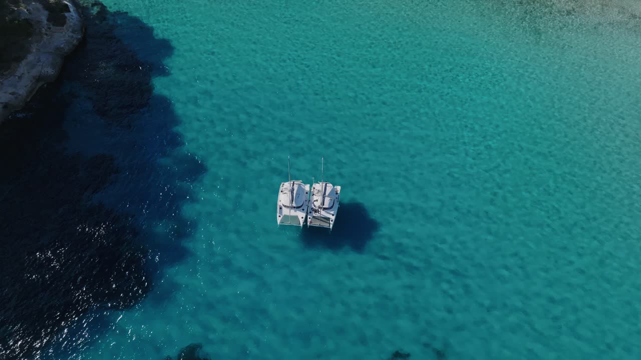 aviones no tripulados volando por encima de la cabeza navegando catamarán super yates flotando a lo largo de la costa de españa