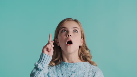 adolescente caucásica con una nueva idea delante de la cámara.