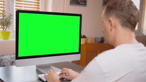 un hombre de negocios caucásico trabajando en una computadora.